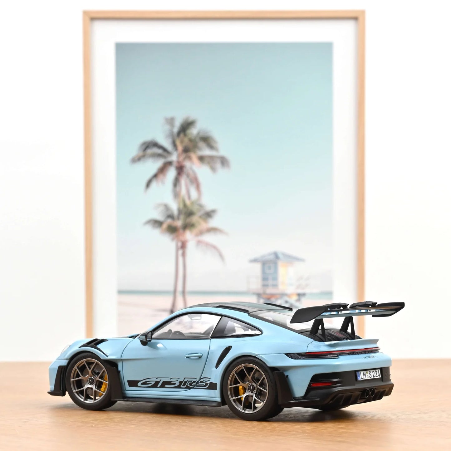 Porsche 911 GT3 RS Weissach Pack 2022 Gulf plava 1:18 Norev