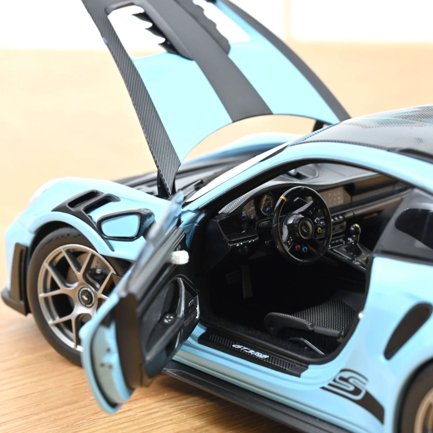 Porsche 911 GT3 RS Weissach Pack 2022 Gulf plava 1:18 Norev