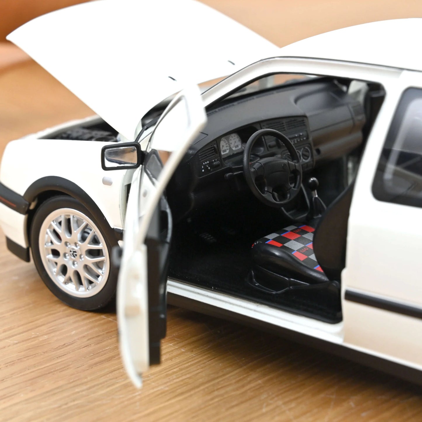 VW Golf GTI 1996 bela 1:18 Norev