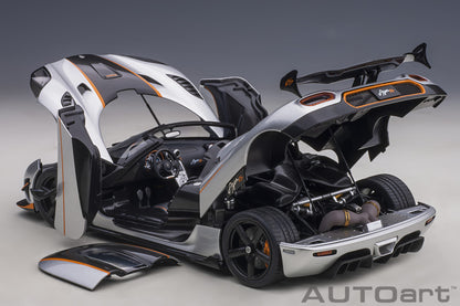 Koenigsegg Agera RS – 2015 – Moon Silver/Carbon s narandžastim akcentima – AUTOart