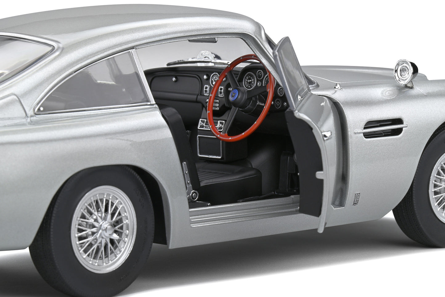 Aston Martin DB5 – Silver Birch – 1964 (1:18)