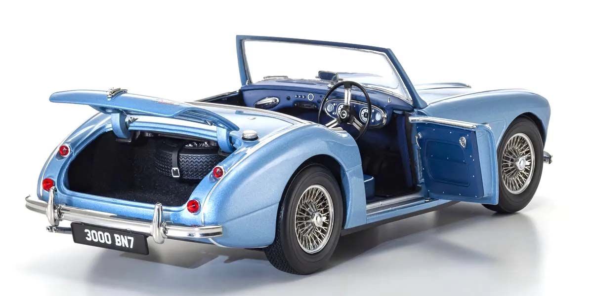 Zadnji ugao sa otvorenim vratima Austin Healey 3000 BN7 Healey Blue modela, sa detaljnim prikazom zadnjeg dela automobila.