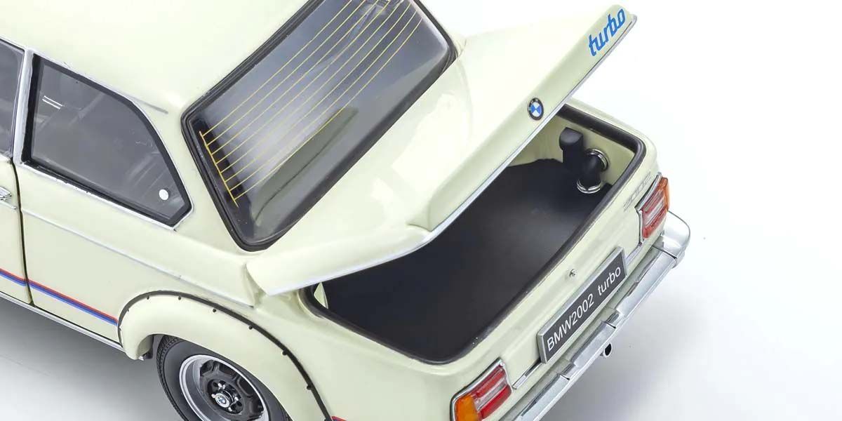 Slika BMW 2002 Turbo 1974 White – Gepek