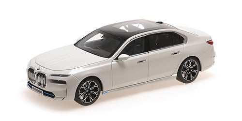 Metalni model automobila BMW i7 – 2022 – WHITE METALLIC, pogled s prednje strane.