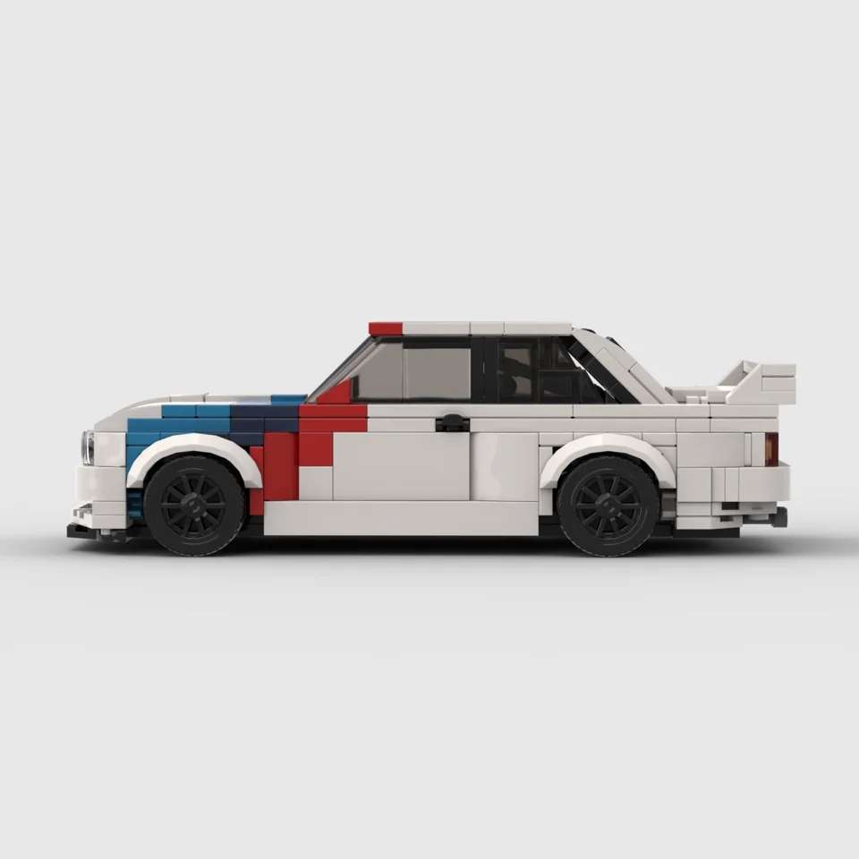 Pogled sa strane na sklopljen BMW M3 E30 autić na sklapanje