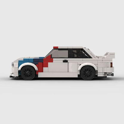 Pogled sa strane na sklopljen BMW M3 E30 autić na sklapanje