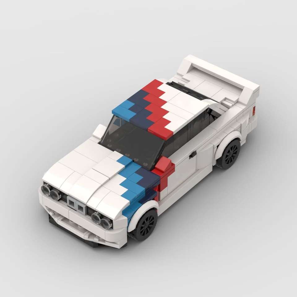 Pogled odozgo na sklopljen BMW M3 E30 autić na sklapanje.