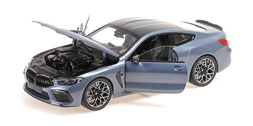 BMW M8 Coupe – Blue Metallic – 2020 sa otvorenim prednjim vratima, metalni model u razmeri 1/18