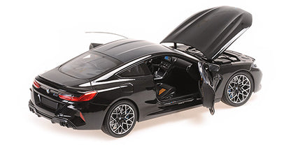 BMW M8 Coupe 2020 Black Metallic pogled nazad otvorena vrata