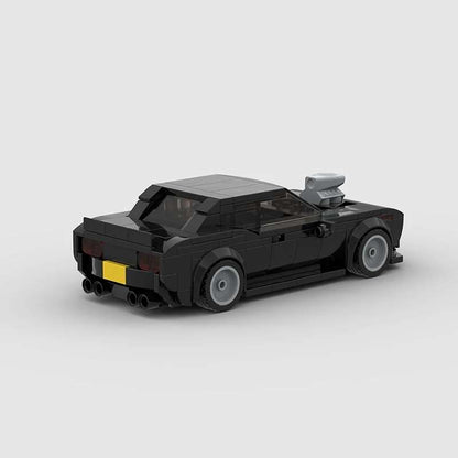 Dodge Challenger Black autić - pogled od nazad