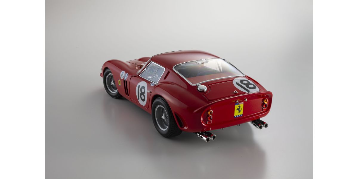 Ptičija perspektiva Ferrari 250 GTO Daytona 3H, pogled sa zadnje strane