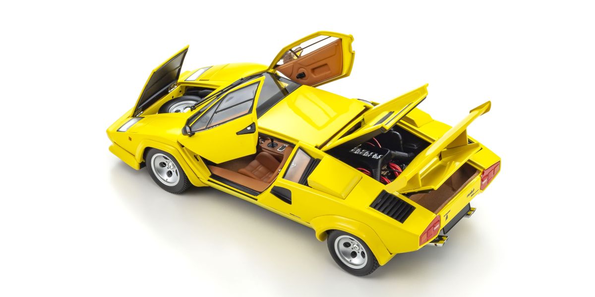 Lamborghini Countach LP5000 Quattrovalvole Yellow – Pogled odozgo sa otvorenim vratima