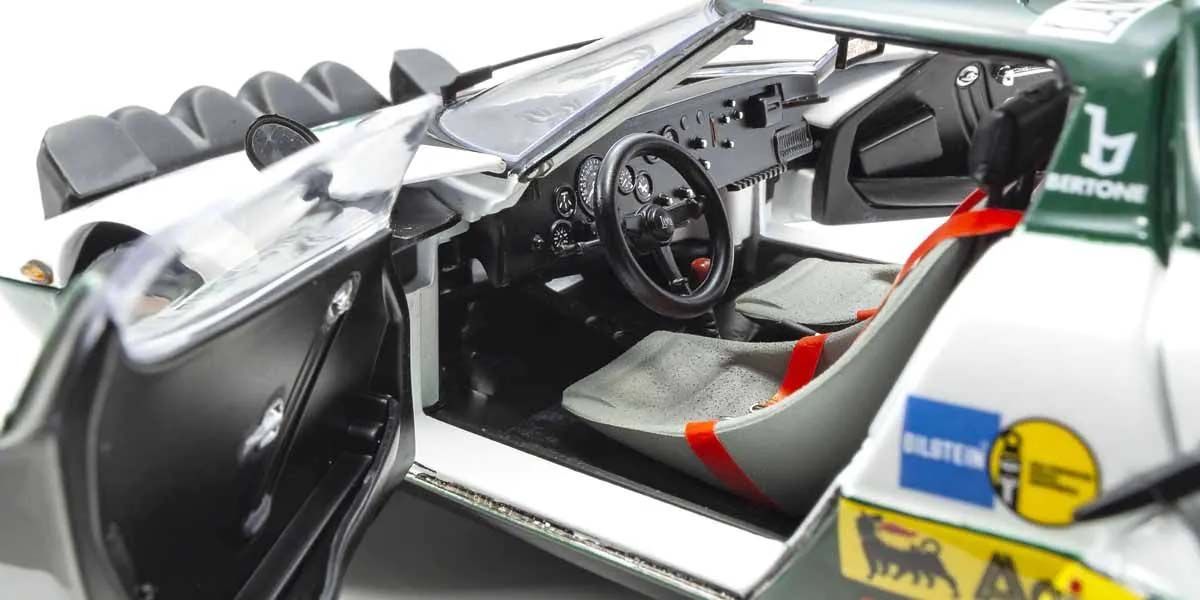 Detalj otvorenih vozačevih vrata na modelu Lancia Stratos HF.