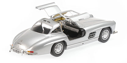 Zadnji pogled sa otvorenim vratima na Mercedes-Benz 300 SL (W198) – 1955 – Silver
