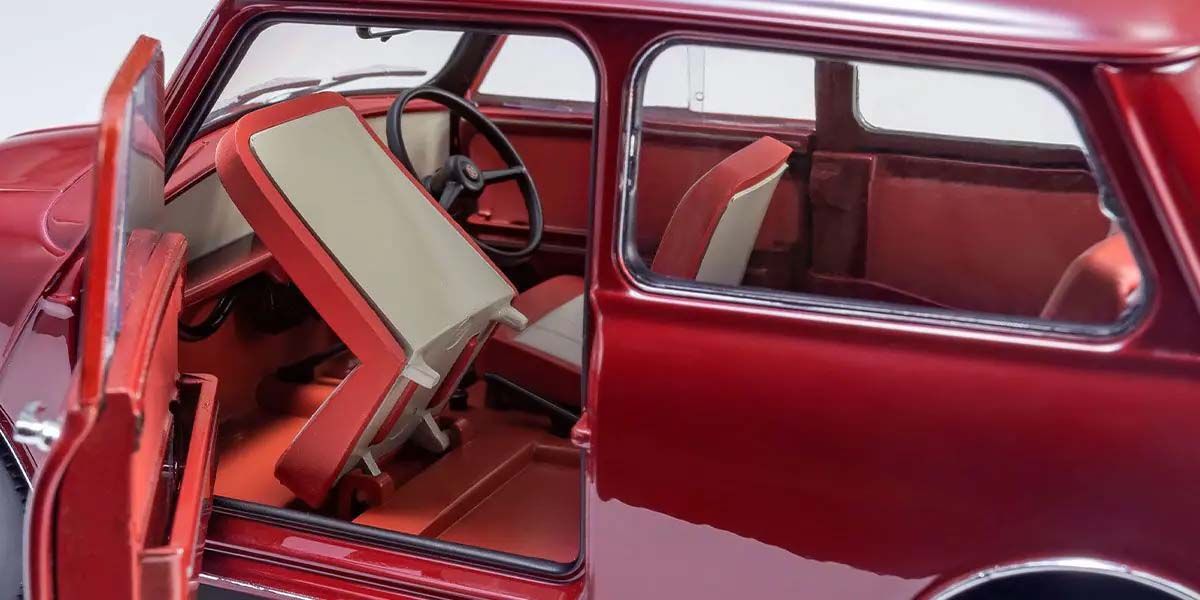 Morris Mini Minor Cherry Red - Unutrašnji detalj sa oborenim sedištima