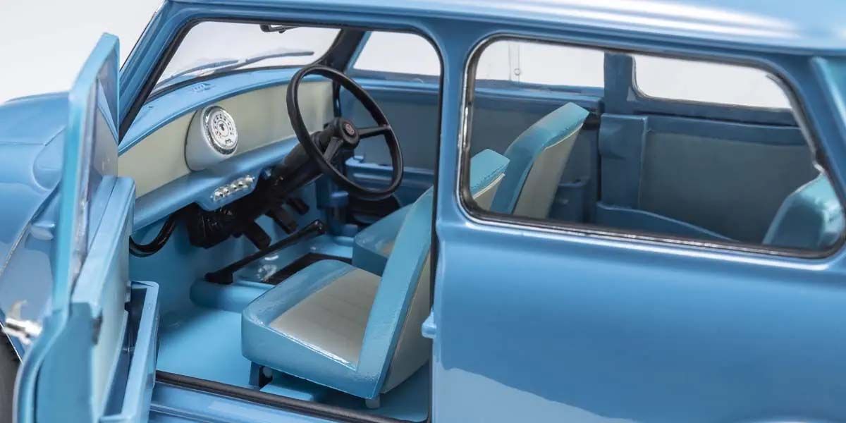 Detalj voznikovih vrata na Morris Mini Minor Clipper Blue