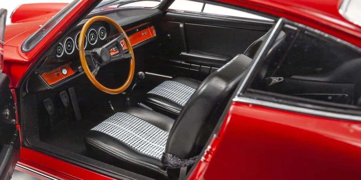 Porsche 911 2.0 (901) 1964 Signal Red, vrata otvorena – Vozacevo sediste i volan sa detaljima