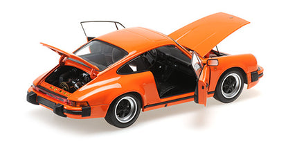 Zadnji pogled Porsche 911 Carrera Coupe 3.2 1983 Orange