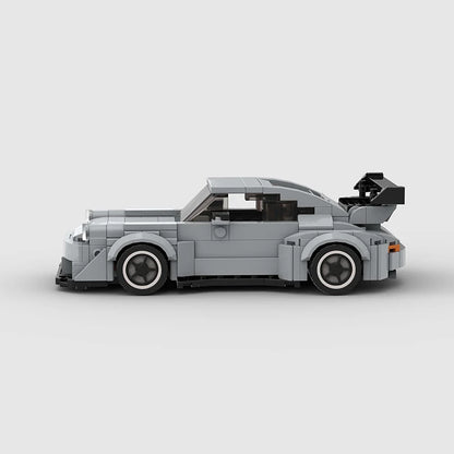 Pogled sa strane na Porsche 911 (930) RWB autić