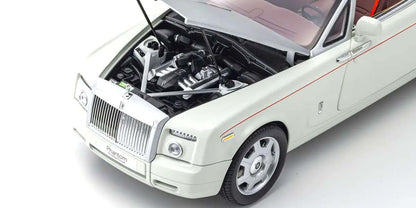 Detalj motornih prostora Rolls-Royce Phantom Drophead Coupé 2007 English White, metalni model