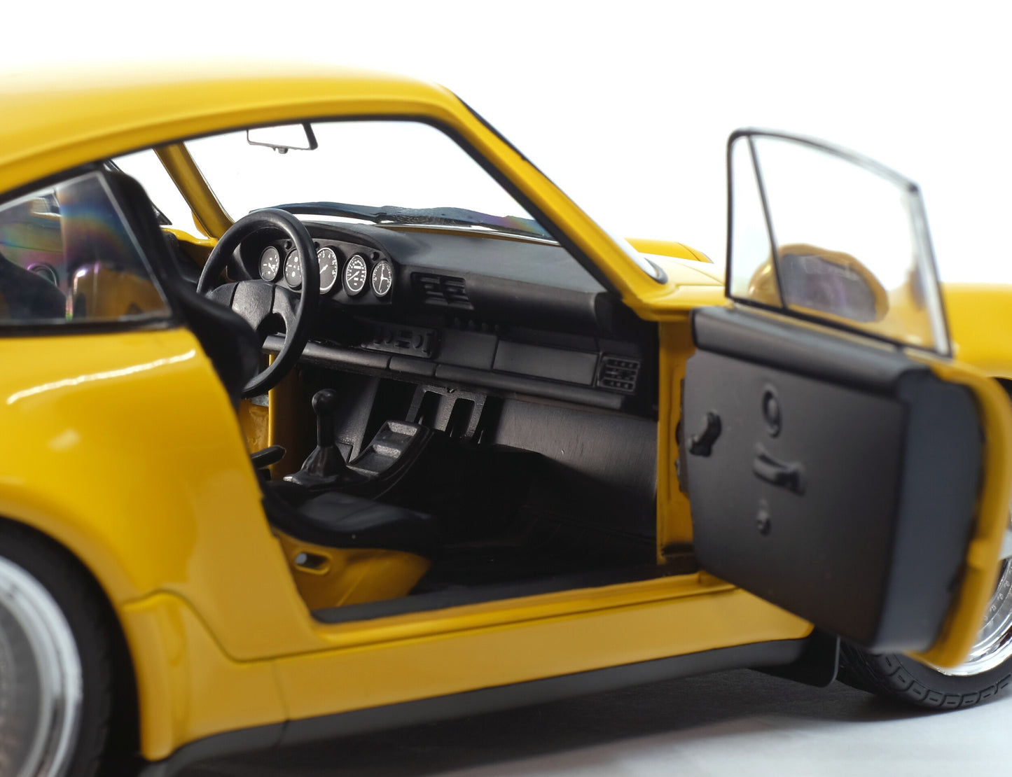 Porsche 911 (964) Carrera 3.8 RS – Jaune Vitesse – 1990 – 1:18 – Solido