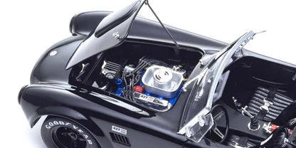 Detalj motornog prostora modela Shelby Cobra 427 S/C Spider 1962